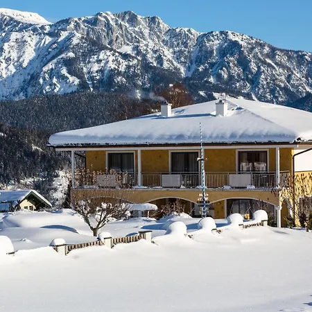 卡斯泰利别墅酒店 *